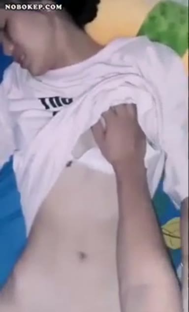 Background nonton video viral Bocil Smp Perawan Banget Pertama Kali Ngewe