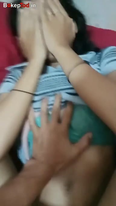 Background nonton video viral Kakak Adik Ngewe Saat Ortunya Pergi Kerja